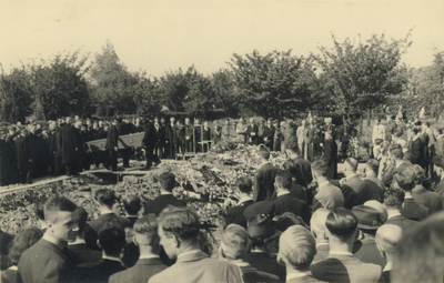 501113 Afbeelding van de begrafenisplechtigheid van gesneuvelde leden van de B.S. (Binnenlandse Strijdkrachten) op de ...